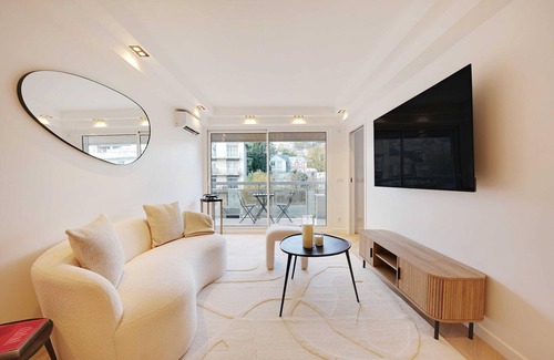 Suresnes Apartment | Charming Apt with AC & balcony