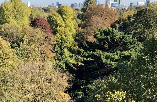 St. Johns Wood Apartment | Charming Art Deco Apartment Overlooking Regents Park with a balcony