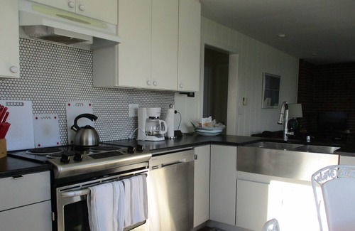 Charlestown Cottage | Charming beach cottage with kayak and canoe pond access & pond views.
