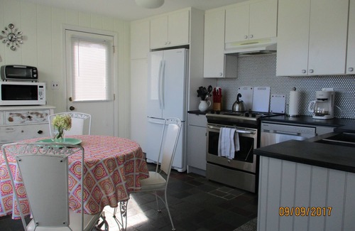 Charlestown Cottage | Charming beach cottage with kayak and canoe pond access & pond views.
