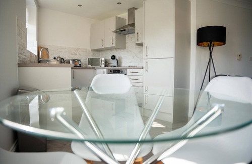 Bedford Apartment | Charming Bedford 2BR walking distance to Hospital, Train Station and Town Center