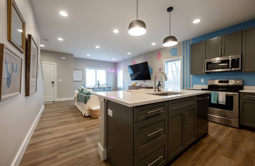Bloomington House | Charming Bloomington Retreat 4BR/Townhouse/Pet-Friendly! Book Now & Save!