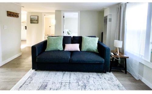 Renton Apartment | Charming & Bright Gem Prime Location Street Parking with AC