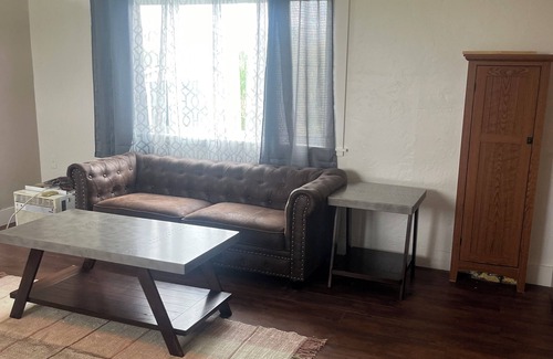 Billings House | Charming bungalow with AC and WiFi in a private rural part of Billings.