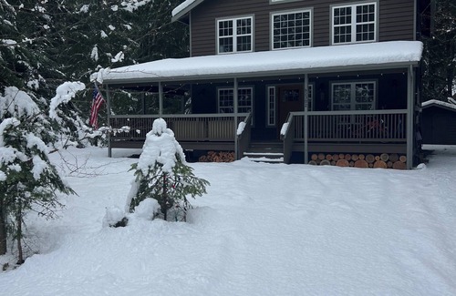 Enumclaw Cabin | Charming Cabin Getaway Near Hiking Trails & Ski Slopes