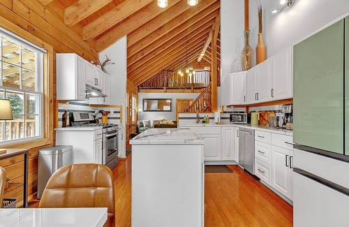 Warren Cabin | Charming cabin w/porch & trails nearby