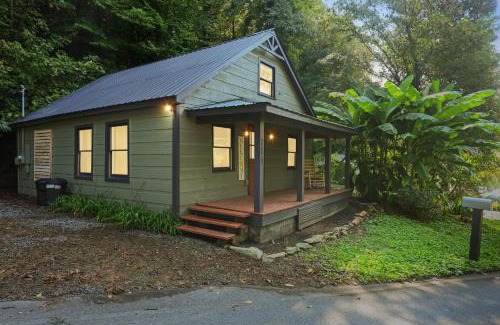 Ellijay House | Charming Cabin with Hot Tub, Fireplace, Fire Pit, 2 minutes to downtown