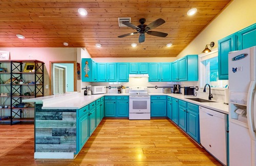 Big Pine Key House | Charming canal-front retreat private Pool, AC, Wi-Fi, washer/dryer