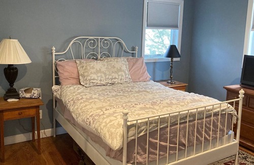 Long Beach House | Charming canal-front apartment with dock & kayak, walk to restaurants and beach