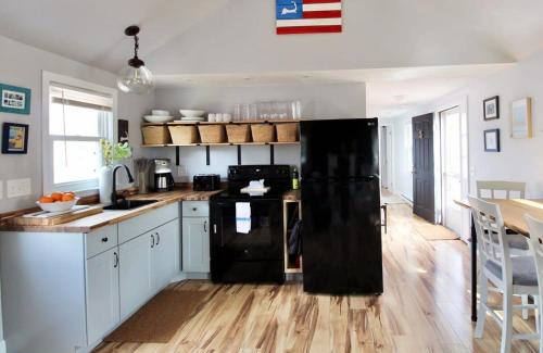 Dennis Port House | Charming Cape-Cod Cottage with Fire Pit