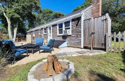Dennis Port House | Charming Cape-Cod Cottage with Fire Pit