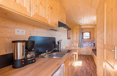 Vy-le-Ferroux Cottage | Charming Caravan with Views of the Saône Valley