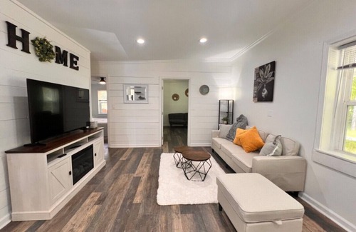 Gainesville House | Charming Casita with Fenced Yard & Wrap-Around Porch, Just Minutes from Town!