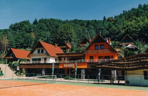 Zvolen Ski Chalet | Charming chalet for 8 people, 3BD, 2BT, kitchen
