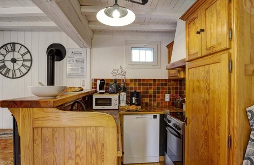 Belmont-de-la-Loire Cottage | Charming Countryside Retreat: Modern Comforts, Spacious, Pet-Friendly, Ideal for Families