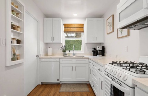 Beach Barber Tract House | Charming Coastal Cottage - Windansea Beach Walkable