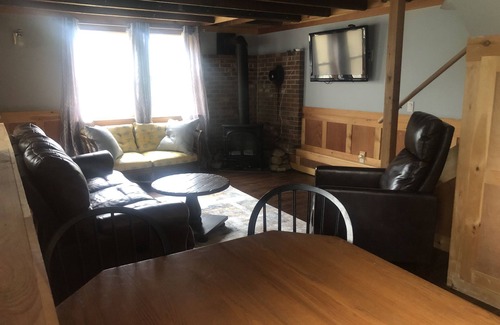 Madison Cottage | Charming Comfortable Cottage at Windcroft Stables