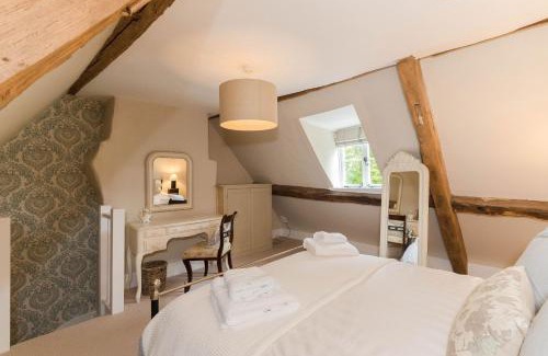 Witney House | Charming Cotswold Cottage on Church Green, Witney