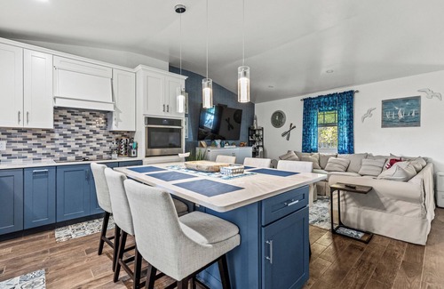 Biddeford Pool Cottage | Charming cottage in Biddeford Pool w/beautiful views and 4 min. walk to beach.
