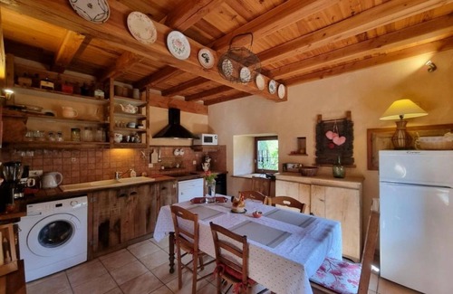 Cuinzier Cottage | Charming cottage in Cuinzier with garden, pets welcome