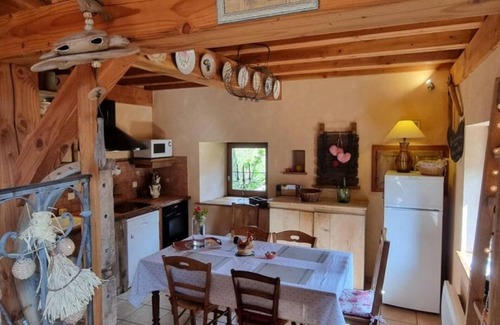 Cuinzier Cottage | Charming cottage in Cuinzier with garden, pets welcome