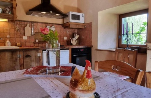 Cuinzier Cottage | Charming cottage in Cuinzier with garden, pets welcome