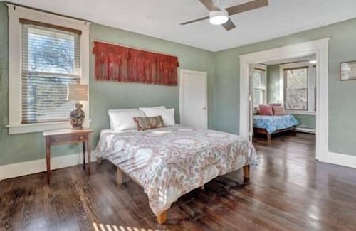 Vollintine-Evergreen House | Charming Cottage near Memphis zoo and restaurants
