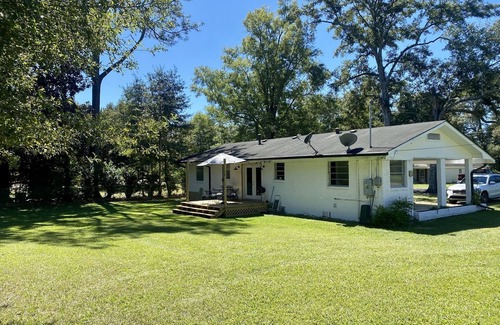 Wiggins Cottage | Charming Cottage-Sleeps 6 by Flint Creek(Pat Harrison) Fishing, Swimming, Biking