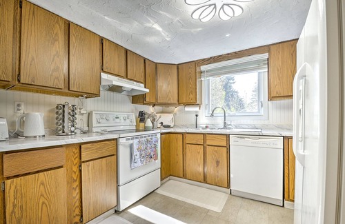 Town of Essex Cottage | Charming Cottage with a View of Lake Erie