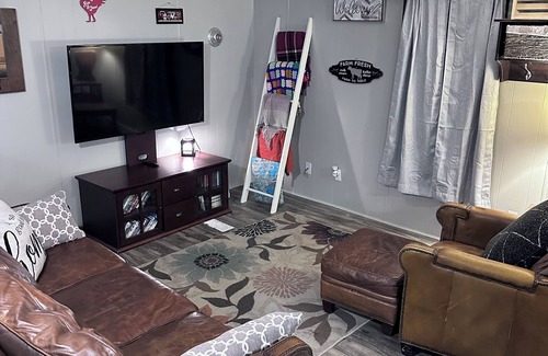 Leesville House | Charming Country Cottage 3-bedroom house in Leesville with WiFi and AC