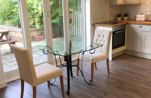 Wisbech Cottage | Charming country retreat -Lakeview Cottage with Hot tub