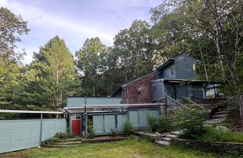 Clinton House | Charming country retreat. Minutes away from the beach. A perfect getaway!