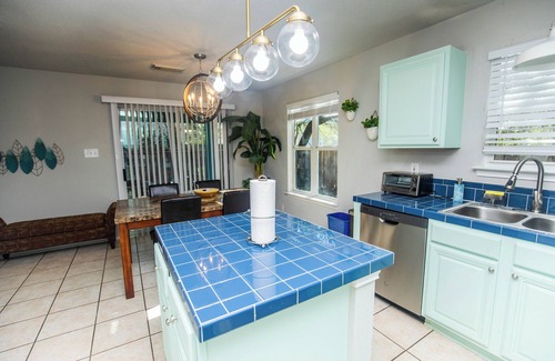 Wetmore House | Charming Cozy 3-bedroom house UTSA/6 Flags/Riverwalk/SeaWorld in San Antonio