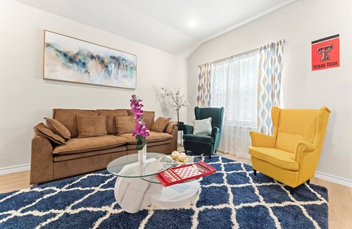 Lubbock House | Charming & Cozy in the Heart off LubbockPerfect forYour Getaway Close toTex Tech