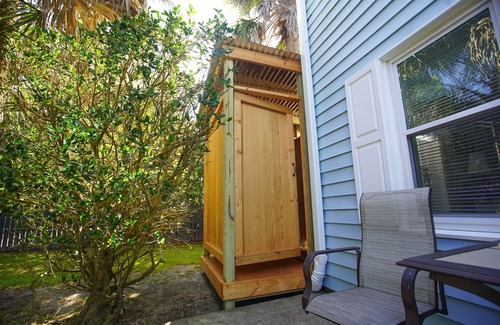 Isle of Palms Condo | Charming, dog-friendly beach house downstairs