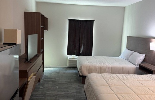 Sulphur Hotel | Charming Double Queen Bedroom with Kitchen Hotel in Sulphur