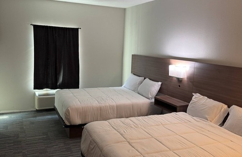 Sulphur Hotel | Charming Double Queen Bedroom with Kitchen Hotel in Sulphur