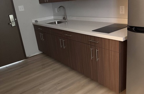 Sulphur Hotel | Charming Double Queen Bedroom with Kitchen Hotel in Sulphur