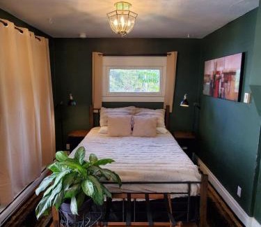 Central Colorado Springs Apartment | Charming Downtown Cottage with Parking & Full Kitchen