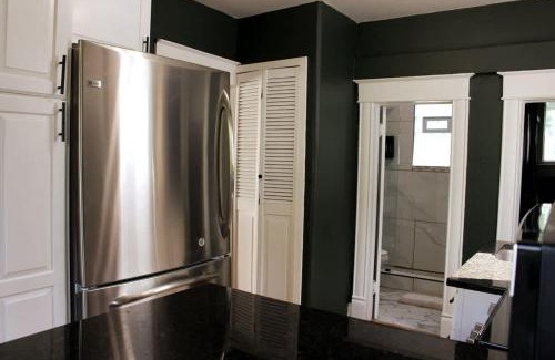 Central Colorado Springs Apartment | Charming Downtown Cottage with Parking & Full Kitchen
