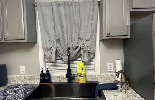 Painter House | Charming family friendly 3-bedroom house in Painter with AC and outdoor patio