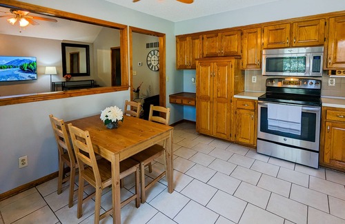 Overland Park House | Charming Family Retreat South Overland Park