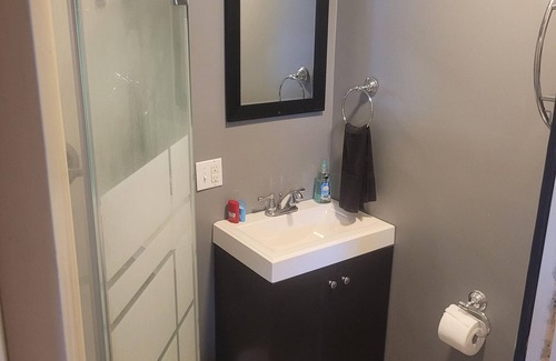 Washington House | Charming Family Retreat: Walk to Downtown, Movie Theater & More!