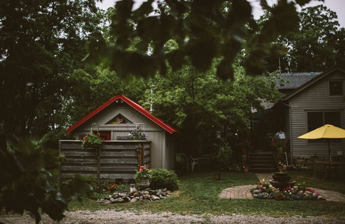 Brant House | Charming farmhouse with wood-fired sauna near Owosso, MI