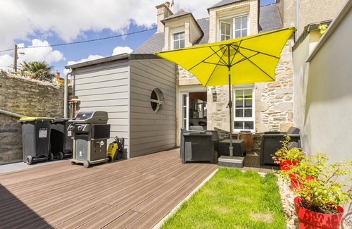 Saint-Vaast-la-Hougue Cottage | Charming House in Heart of Saint-Vaast-la-Hougue: Enclosed Courtyard, Baby Equipment, Pets Welcome