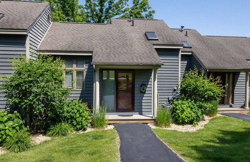 The Galena Territory Villa | Charming Galena Getaway | 2BR Retreat w/Fireplace