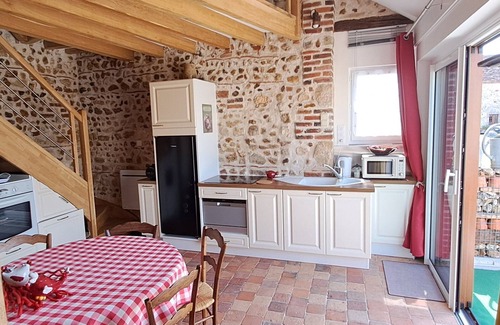 Bonnee Cottage | Charming Gîte with Terrace Near Loire, 4 Guests, BBQ, Private Parking