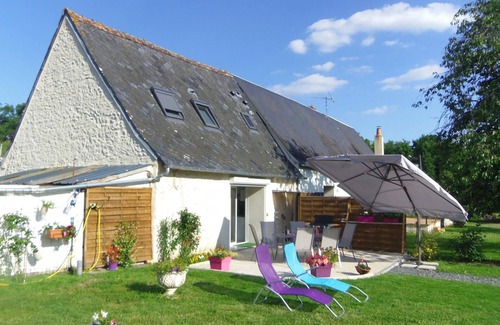 Veigne Cottage | Charming Grange with Terrace near Loire Castles – 2 BR, A/C, WiFi, Pet Free, 700m² Shaded Garden
