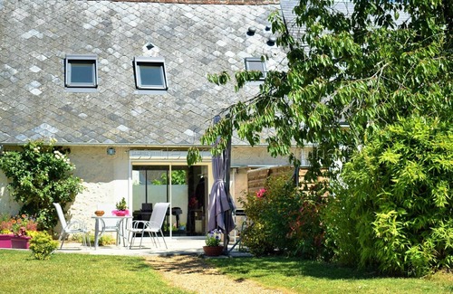 Veigne Cottage | Charming Grange with Terrace near Loire Castles – 2 BR, A/C, WiFi, Pet Free, 700m² Shaded Garden