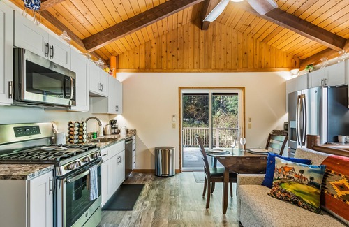 Sandpoint House | Charming guest house with free WiFi, full kitchen, public beach access, & dock